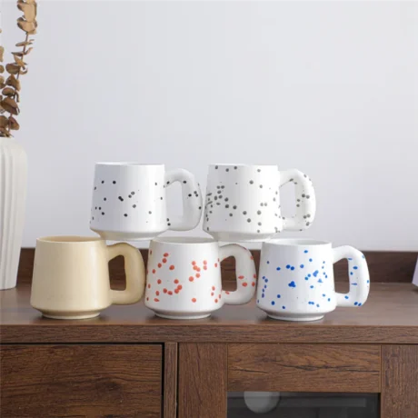 მინიმალისტური ყავის ჭიქა